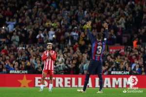 Arnau aplaude al central Piqué en su último partido en el Camp Nou.