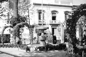 Casa señorial del siglo XIX en la fachada de poniente de la Plaza de San Pedro.