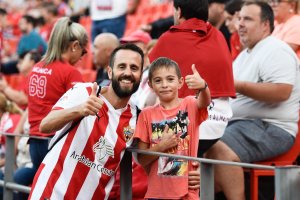 Un padre y su pequeño saludan al fotógrafo.