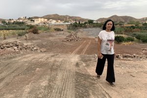 La alcaldesa en la zona del futuro merendero.