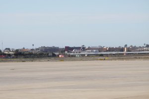 Avión despegando de la pista del aeropuerto de El Alquián en la capital
