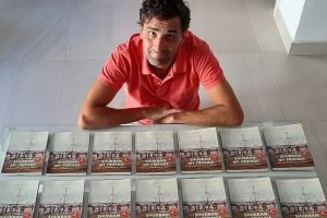 José Núñez Tena, frente a varios ejemplares de su libro Shukran My Friends (Círculo Rojo), que ha llegado a su segunda edición.