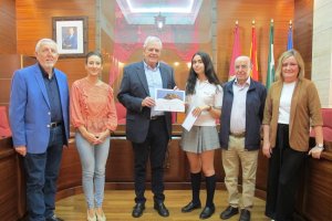 Entrega del premio a la ganadora del concurso.