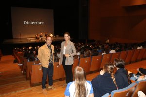 La edil, Delia Mira, antes del inicio de la representación en el Teatro de El Ejido.