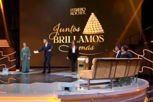 Rosa María Cano, a la izquierda, alcaldesa de Mojácar, en el acto en Madrid.