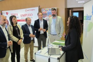 Las autoridades visitan la Feria de Empleo en Vera.