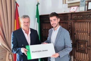 El responsable del Instituto Andaluz de la Juventud en Almería entrega al alcalde de Vélez-Rubio la placa de ‘Municipio Joven’.