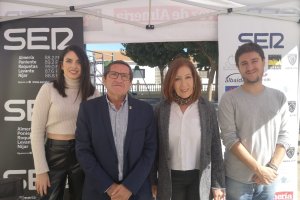 Los periodistas de la SER junto al alcalde y la concejal de Turismo en Serón.