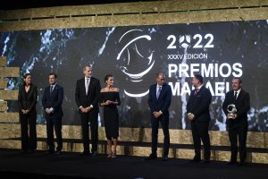 Los Reyes junto al resto de autoridades sobre el escenario de los Premios Macael.