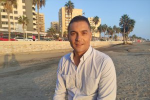 Francisco con LA VOZ en la playa de La Térmica.