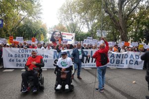 Miles de personas se manifiestan en Madrid por la Sanidad Pública.
