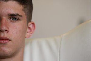 Existe una relación positiva entre una adecuada comunicación familiar y un mayor bienestar psicosocial del adolescente.