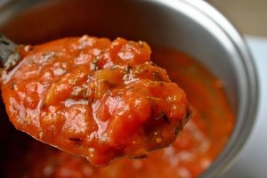 Carne con tomate para comer este mediodía.