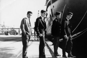 Cuatro jóvenes con sus chaquetas de los domingos.