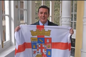 Javier Aureliano García, con una bandera de la provincia.