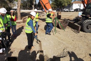 La consejera, Carmen Crespo, participa en la puesta de la primera piedra para la construcción del sistema de colectores en Huércal-Overa.