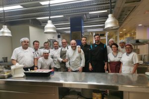 Trabajadores y chefs en las cocinas del Restaurante Terraza Carmona durante la elaboración del primer menú.