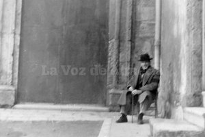 La entrada a la calle por la puerta trasera del antiguo colegio Diocesano, antes Seminario, y por la puerta del convento de las Puras.