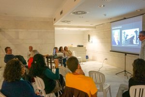 Pepe Jiménez fue el encargado junto a Carlos de Paz de la conferencia de inauguración de la exposición fotográfica.
