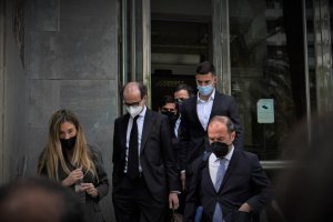 Santi Mina y sus abogados a la salida del Palacio de Justicia