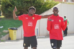El Bilal Touré y Houboulang Mendes felices en el Almería durante el parón mundialista.