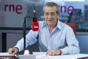 Abad dirigió y presentó Radiogaceta de los deportes, el programa deportivo más veterano de la radio española.