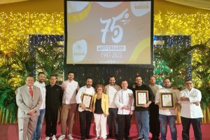 Entrega del obsequio a los restaurantes participantes en estas jornadas.
