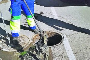 Un técnico de Aqualia recoge toallitas.