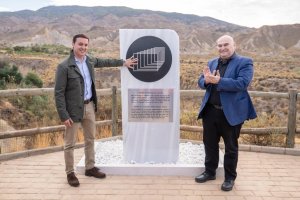 Inauguración del monolito en el aparcamiento del MiniHollywood.