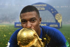 Mbappé posa con la Copa del Mundo.