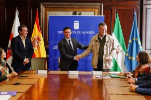 Javier Aureliano García y José Antonio Cánovas tras firmar la venta