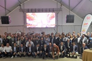 Fotografía de familia con los responsables de Distribuciones Macar y asistentes al evento celebrado ayer en las instalaciones de la empresa, situad