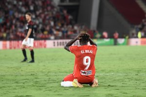 Touré se lamenta en el Almería-Osasuna.