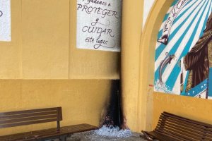 Restos de una hoguera en una de las paredes de la iglesia de San Roque.