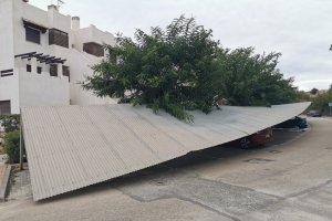 Chapa caída en Vera durante esta noche debido al viento.