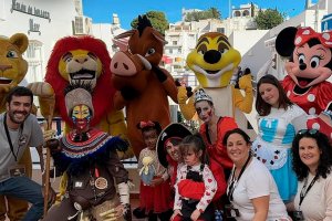 Los mojaqueros disfrutan de un espectacular día de fiesta de disfraces, de magia Disney y paella popular.