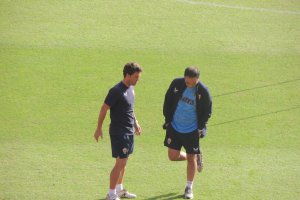 Rubi charlando en la hierba con el director deportivo del Almería.