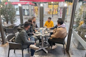 Sánchez Teruel en su reunión con alumnos afectados por la falta de material.