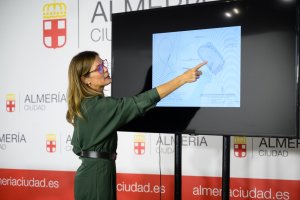 Ana Martínez Labella, concejal de Urbanismo, señalando la parcela en enajenación