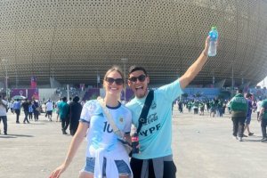 Lucas Robertone y su pareja en el Estadio de Lusail para ver el Argentina-Arabia Saudí.