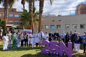 Trabajadores de Clece Almería sumados al 25N en el Hospital de Poniente.