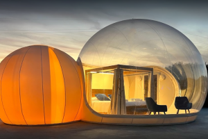 Está situado en un entorno natural de olivos y naranjos de Rioja.