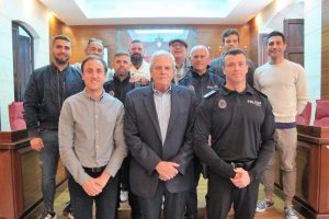 El alcalde y teniente de alcalde, junto a agentes de la Policía, acompañando a Magaña.
