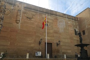 La bandera colocada frente a la Iglesia parroquial veratense considerada Bien de Interés Cultural.
