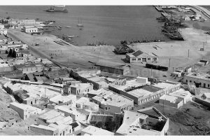 Vista del puerto pesquero y del barrio que lo coronaba en el cerro con la calle de Cara y la Cuesta del Muelle como vías principales.