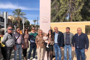 Autoridades y vecinos en la inauguración de la plaza.