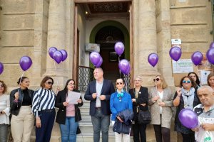 Lectura del manifiesto y suelta de globos morados.