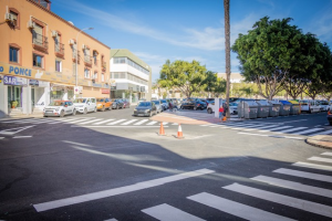Algunas de las calles asfaltadas en Roquetas de Mar.
