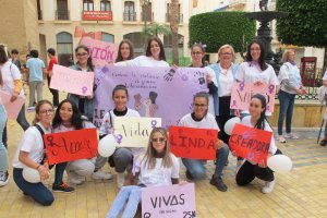 Las jóvenes han expuesto carteles con mensajes.