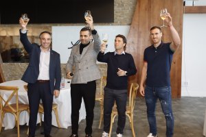 Un brindis con Juanjo Segura, Mostafa Yilmaz, Rubi y Fernando en La Jábega.